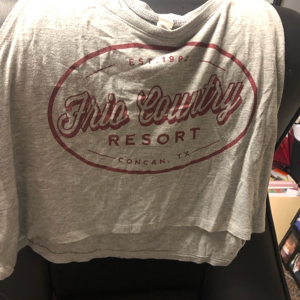 Grey lose crop top/tank top from frio river !